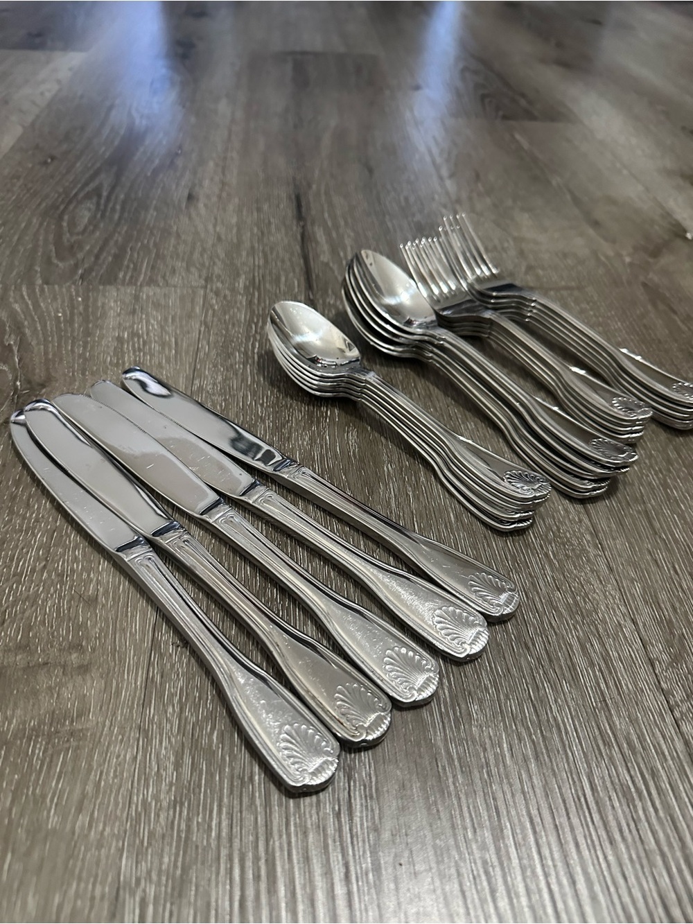 Classic Shell-Pattern Stainless Steel Flatware Set - Silver - Picture 9 of 10
